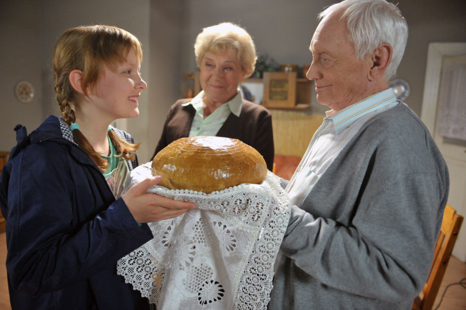 M jak miłość: Lucjan (Witold Pyrkosz), Barbara (Teresa Lipowska), Ula (Iga Krefft)