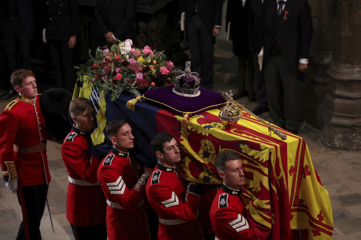 Trumna z Królową przybyła do Westminsteru