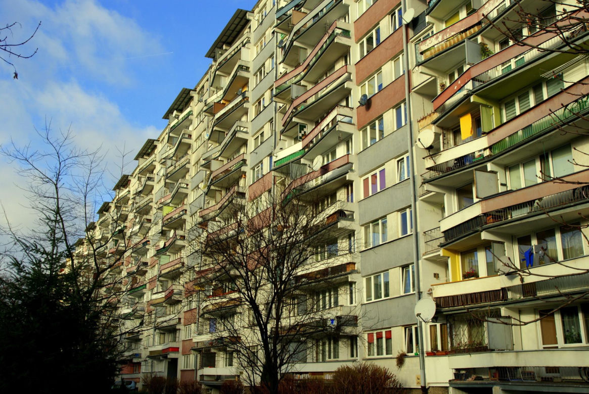 Ta architektura PRL zniknęła z krajobrazu Polski. Kolorowe bloki to dziś rzadkość [ZDJĘCIA]