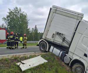 Ciężarówka blokuje obwodnicę Wąchocka