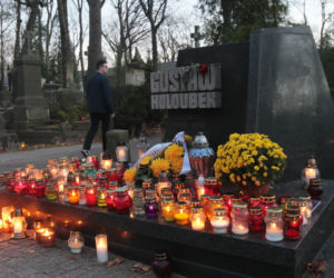 Tak wyglądają Powązki wieczorem. Zachwycające zdjęcia warszawskiej nekropolii