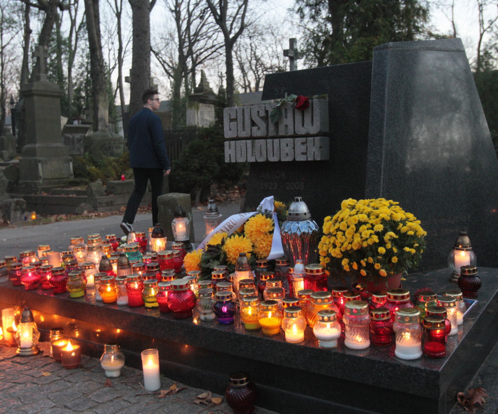 Tak wyglądają Powązki wieczorem. Zachwycające zdjęcia warszawskiej nekropolii