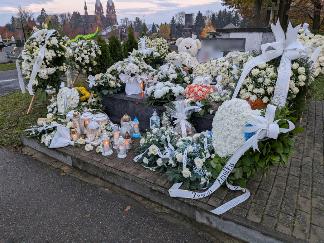 Grób Miecia utonął w białych kwiatach