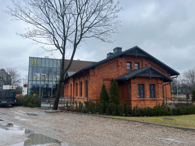 Nietypowy McDonald's przy ul. Radzymińskiej w Warszawie