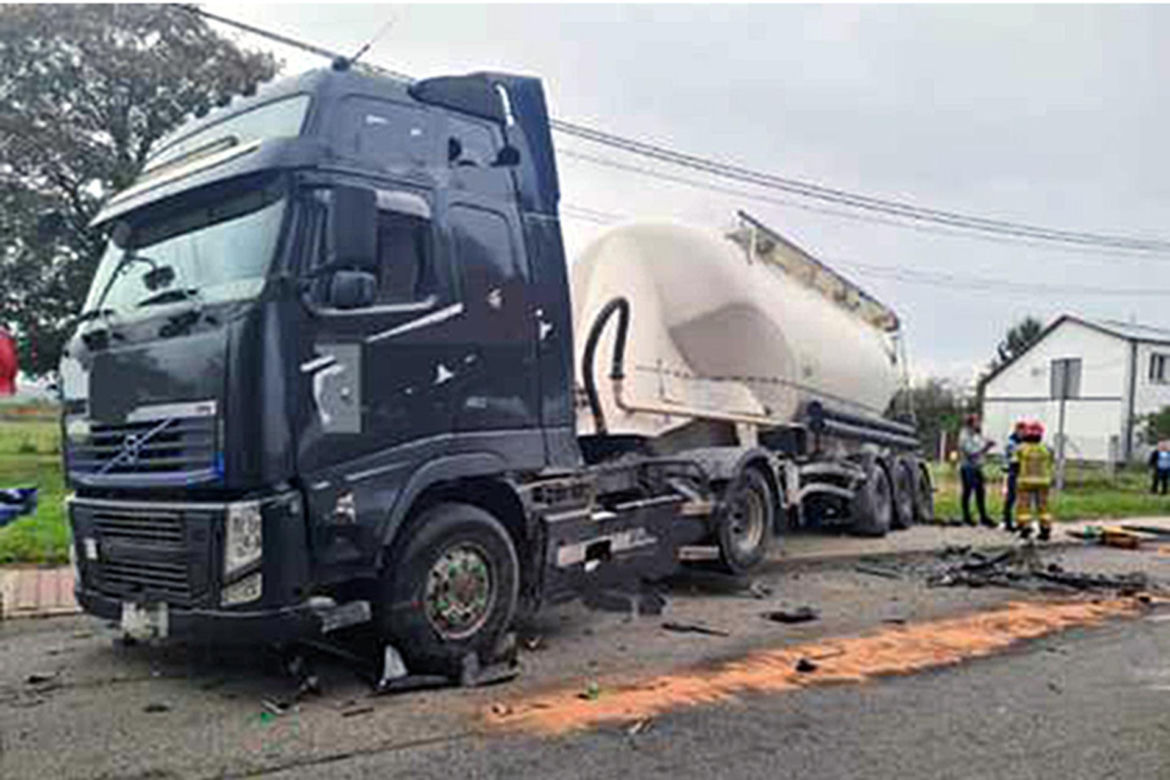 Wypadek trzech pojazdów na DK79 w Ożarowie. Kierowców dwóch ciężarówek i BMW zabrały karetki