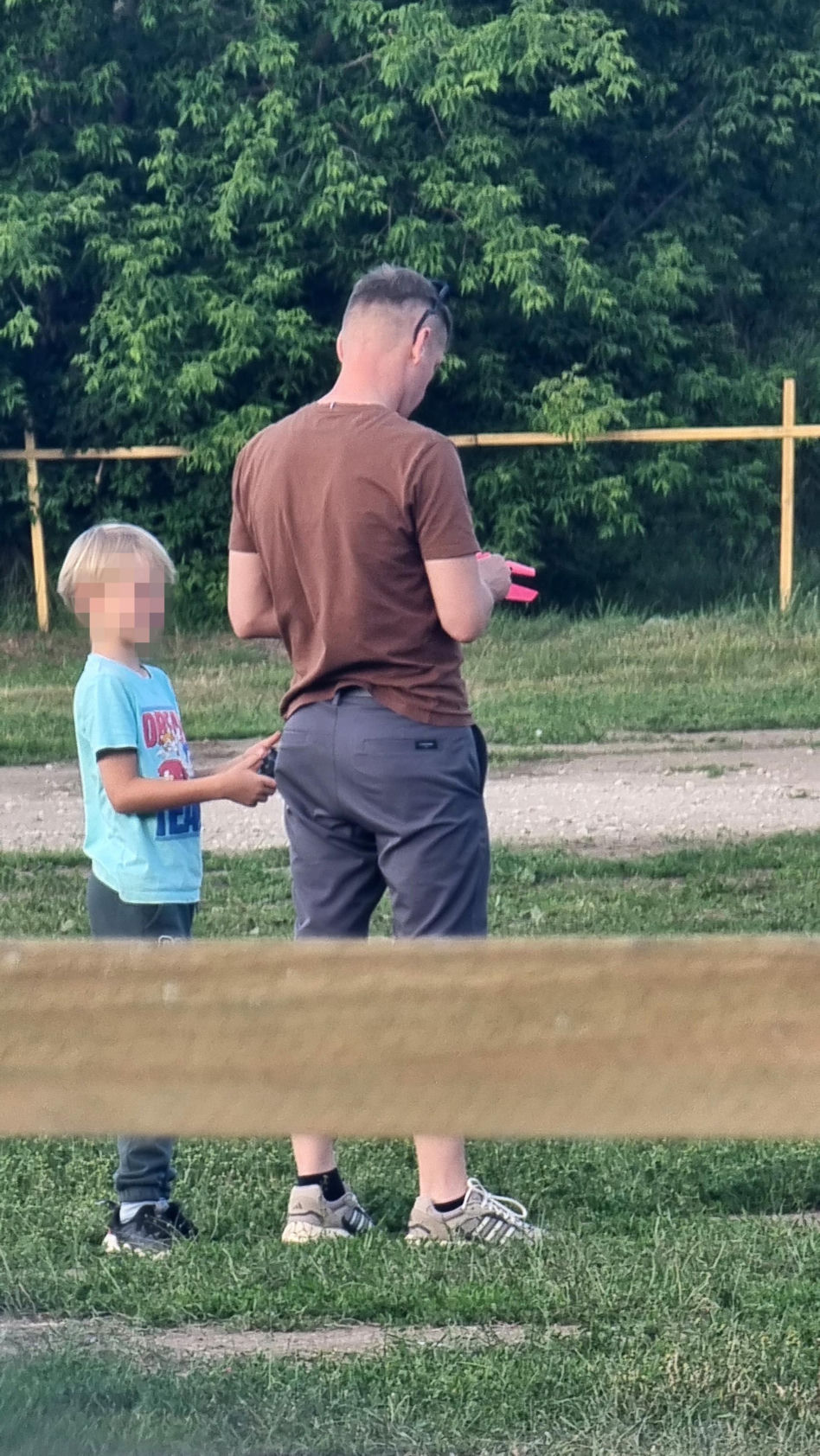 Marcin Mroczek bawi się samolotem