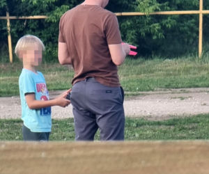 Marcin Mroczek bawi się samolotem