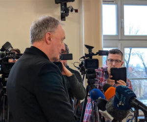 Bp Andrzej Jeż na sali sądowej