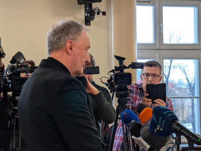 Bp Andrzej Jeż na sali sądowej