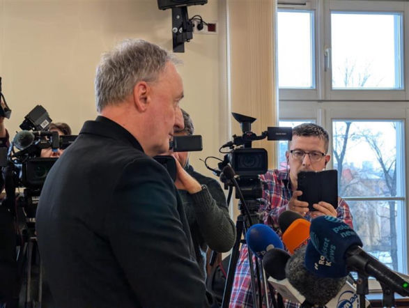 Bp Andrzej Jeż na sali sądowej