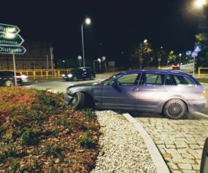 Szczytno: Wybrali się na jazdę próbą. 23-latek wjechał na rondo