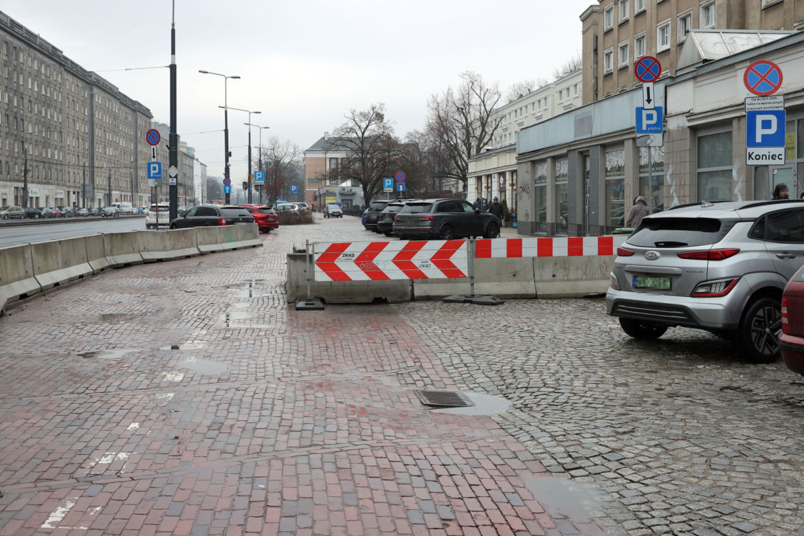 Dziura niezgody w al. Solidarności. Urzędnicy nie mogą się dogadać, kto ma zapłacić za naprawę