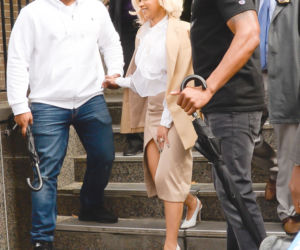 Cardi B wychodzi z komisariatu