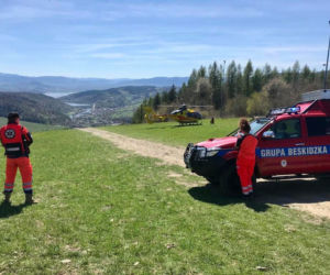 Dramatyczny wypadek młodego rowerzysty na Górze Żar. Połamanego 15-latka musiał ze szlaku zabrać helikopter LPR [ZDJĘCIA]