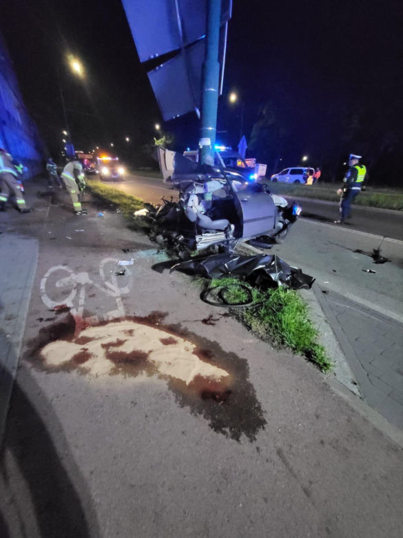 Samochód wbił się w przydrożny słup. Nie żyją dwie osoby, auto rozpadło się na pół