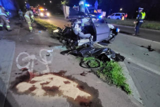 Samochód wbił się w przydrożny słup. Nie żyją dwie osoby, auto rozpadło się na pół