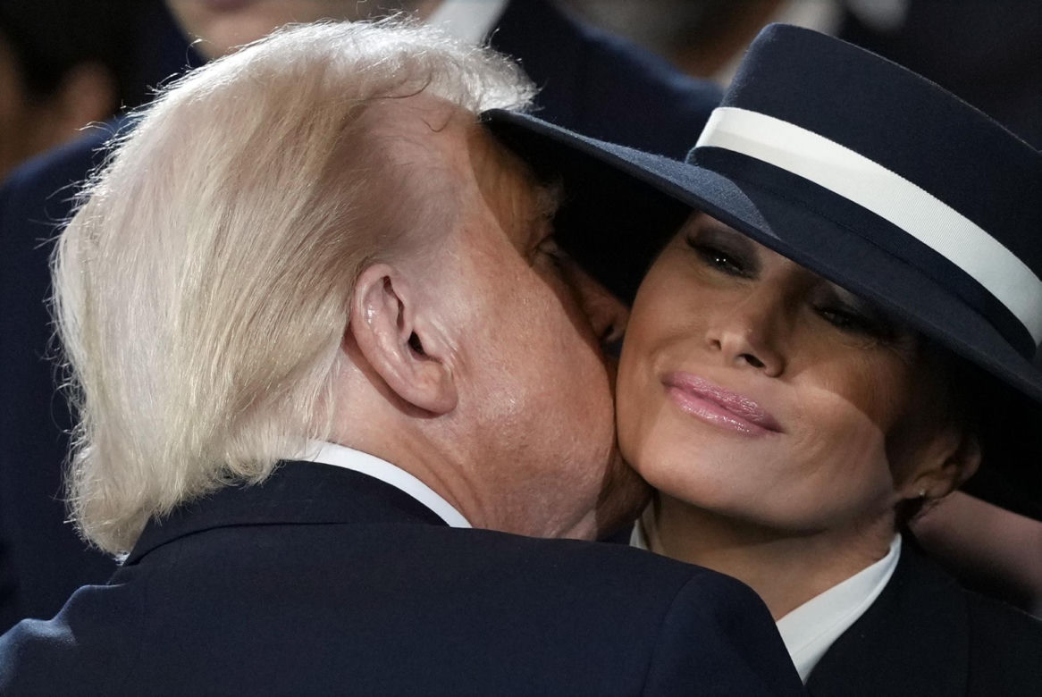 Trump próbował pocałować żonę! Nic z tego nie wyszło na oczach wszystkich