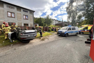 Straciła panowanie nad kią i uderzyła w ogrodzenie. Kierująca była pijana