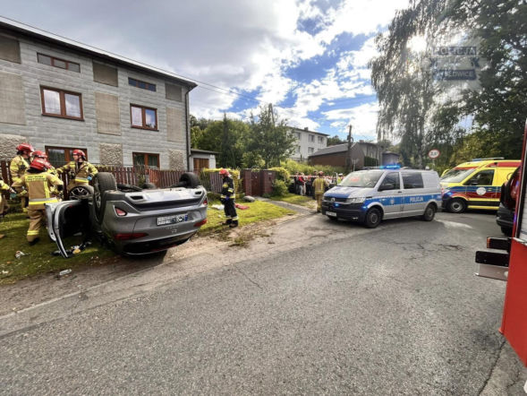 Kobieta uderzyła w ogrodzenie i dachowała. Szokujące ustalenia policji