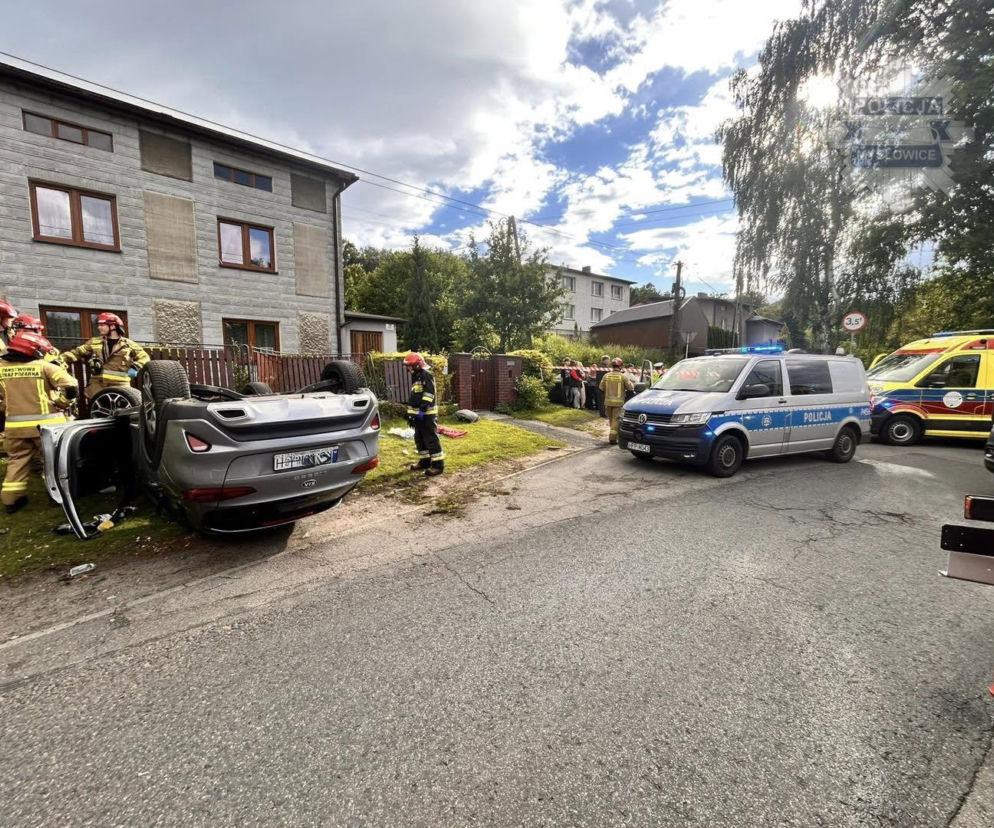 Uderzyła w słupek, dachowała i zatrzymała się na ogrodzeniu. Była kompletnie pijana