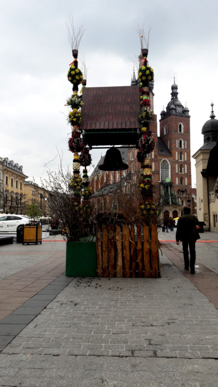 Na krakowskim Rynku trwają Targi Wielkanocne. Jeszcze zdążycie je odwiedzić! [GALERIA ZDJĘĆ]