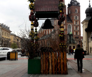 Na krakowskim Rynku trwają Targi Wielkanocne. Jeszcze zdążycie je odwiedzić! [GALERIA ZDJĘĆ]