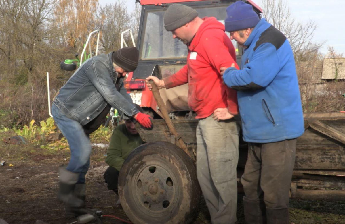 Rolnicy. Podlasie. Gienek próbuje wyciągnąć rzepkę z ziemi. Siłuje się jak w wierszu Tuwima