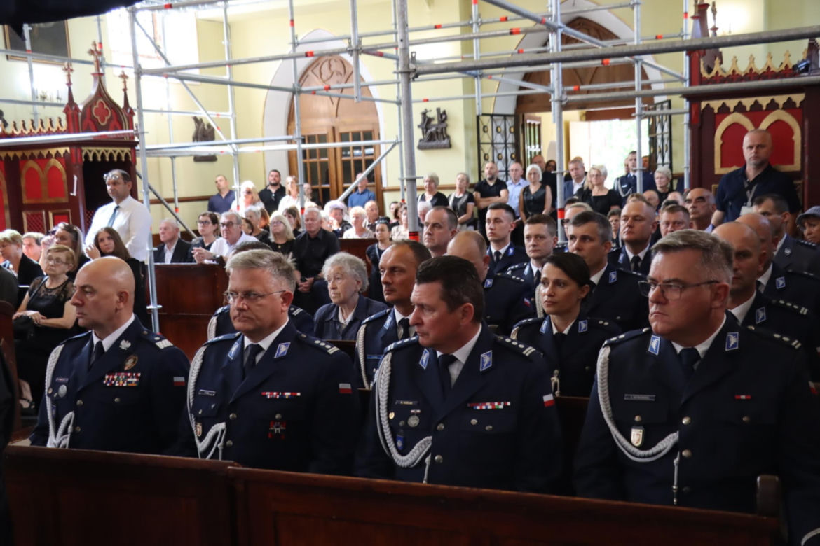 Pogrzeb policjanta, który zmarł po interwencji. Polska Policja pożegnała asp. sztab. Bogdana Orzeszka
