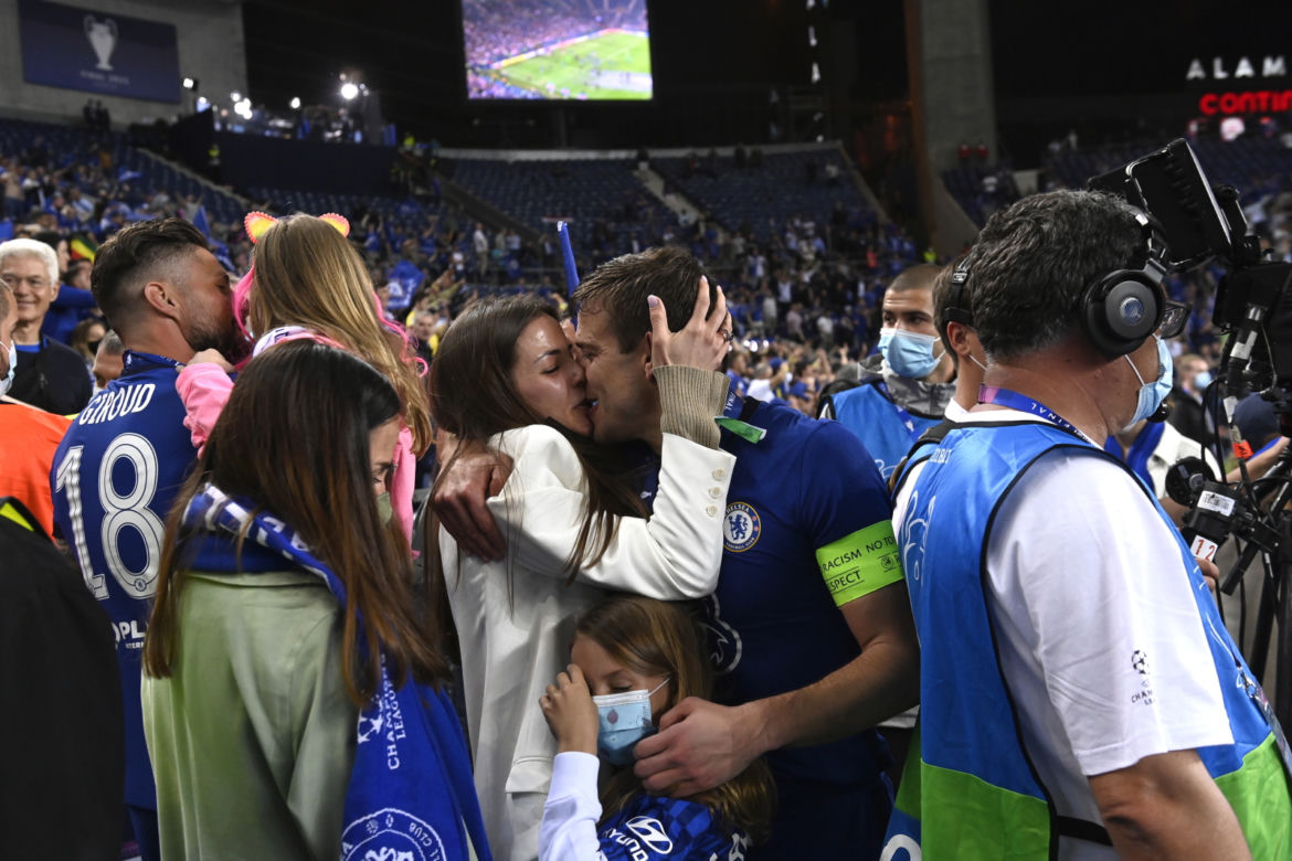 Piłkarze i kibice Chelsea Londyn świętują wygranie Ligi Mistrzów po zwycięstwie w finale 1:0 z Manchesterem City 