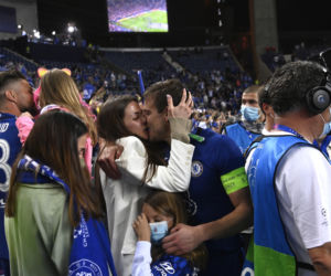 Piłkarze i kibice Chelsea Londyn świętują wygranie Ligi Mistrzów po zwycięstwie w finale 1:0 z Manchesterem City 
