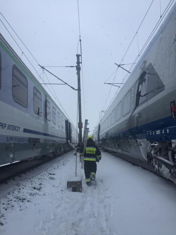 Pociąg relacji Warszawa-Zakopane utonął w polu. Błyskawiczna akcja. Pomogli strażacy