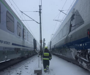 Pociąg relacji Warszawa-Zakopane utonął w polu. Błyskawiczna akcja. Pomogli strażacy