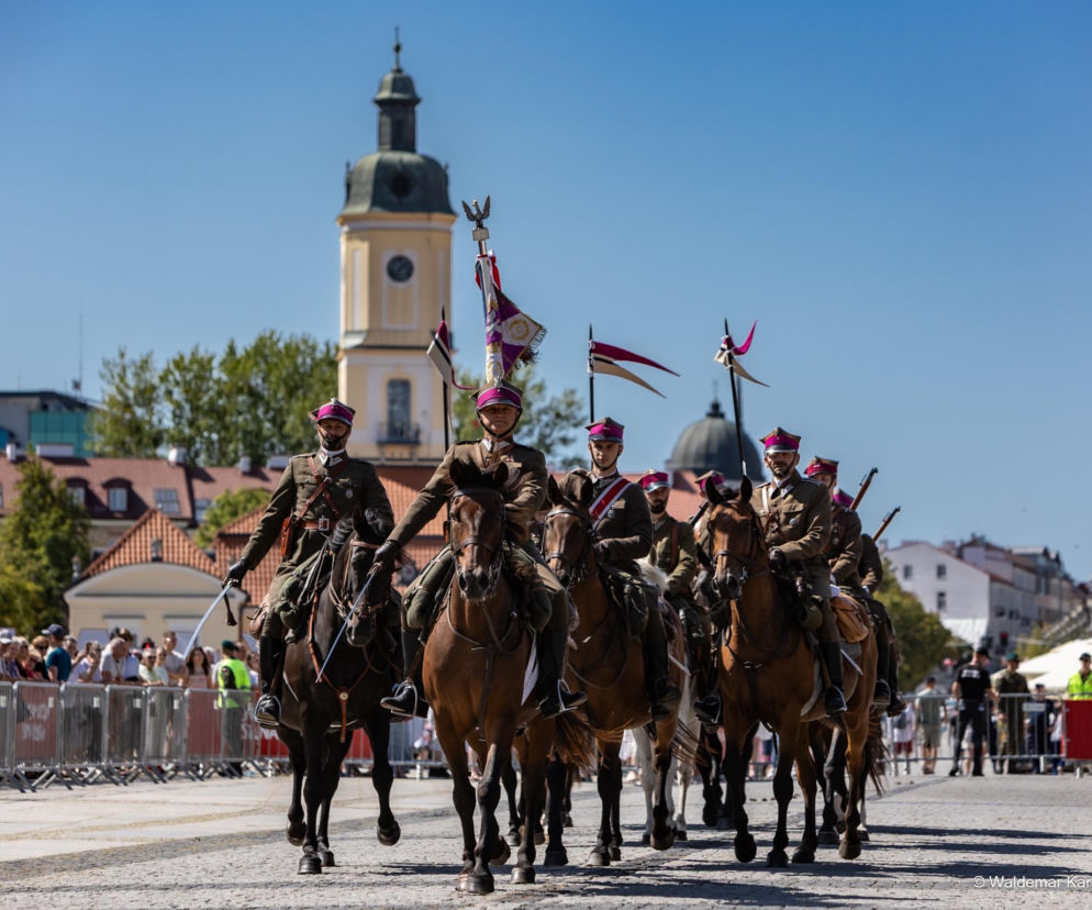 Ułani na koniach podczas defilady w Białymstoku. O obchodach Święta Wojska Polskiego przeczytasz na SE Białystok.
