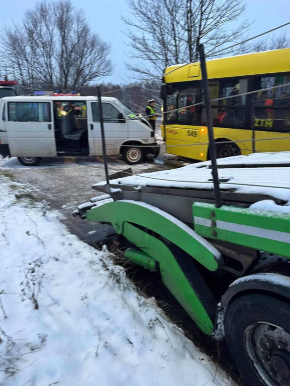 9 osób rannych po zderzeniu czołowym autobusu miejskiego z busem 