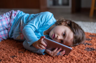 Zanim zablokujesz telefon dziecka, zrób jedną rzecz. To buduje zaufanie