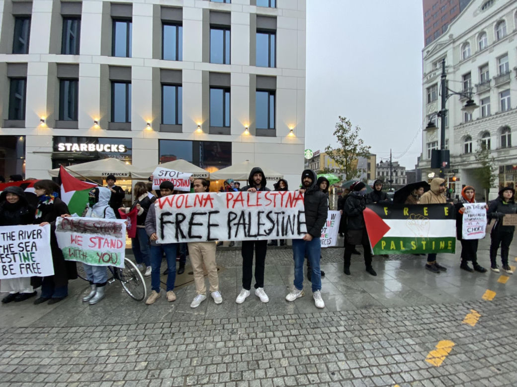Protest w Łodzi. Zebrali się w centrum miasta by pokazać solidarność z Palestyną [ZDJĘCIA]