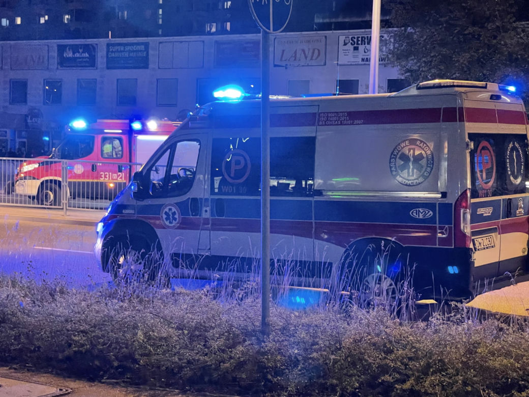 Warszawa. Mężczyzna spadł ze schodów przy zejściu do metra Służew. Leżał na ziemi przez kilkadziesiąt minut!