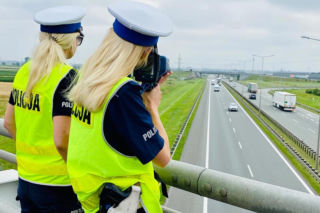 Poznań: Policja WLEPIA MANDATY za JADĘ NA ZDERZAKU! 