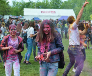 Lublin „wybuchł” kolorami. Holi Festival nad Zalewem Zemborzyckim
