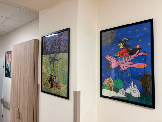 Obrazy z konkursu "Magia Lotu" na ściach oddziału chirurgii dziecięcej