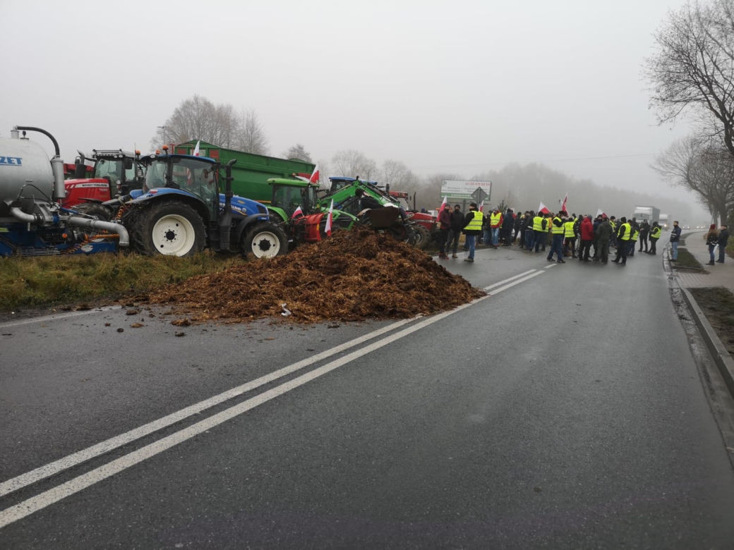 Posadzili Kaczyńskiego na furze gnoju