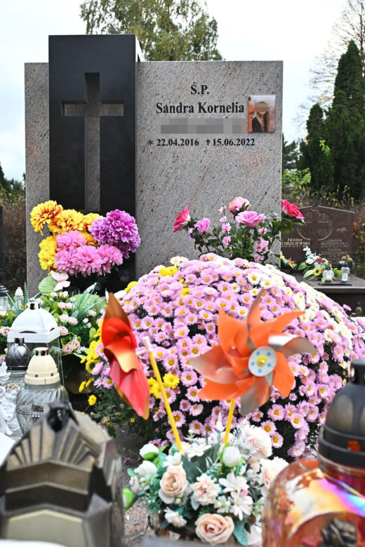 Aniołki i misie strzegą grobu 6-letniej Sandry, obok rozkwita kwiat róży