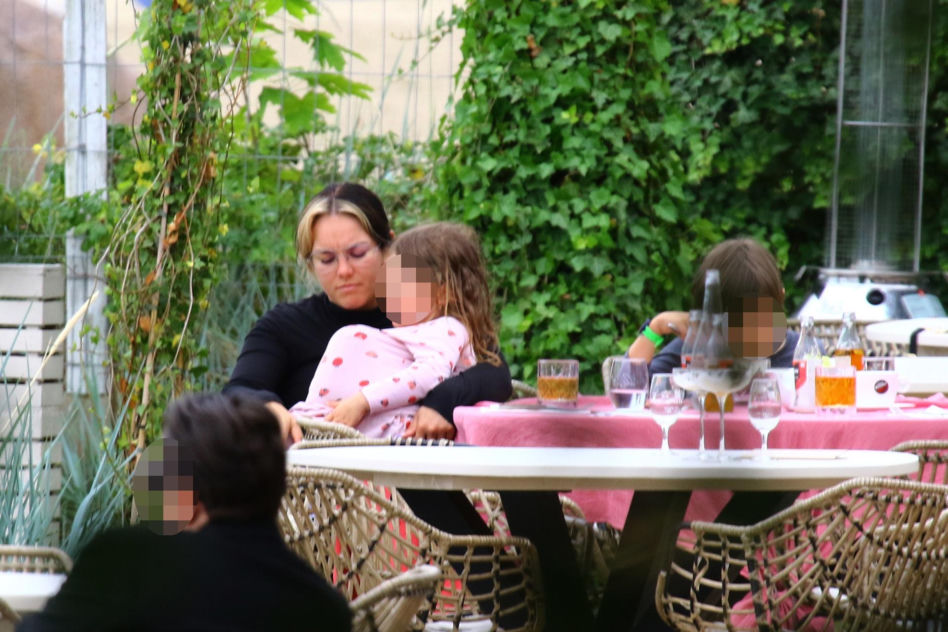 Ewa Farna z dziećmi w Sopocie. Bez komórki nie ma życia.