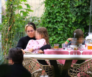 Ewa Farna z dziećmi w Sopocie. Bez komórki nie ma życia.