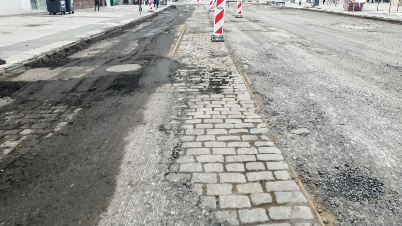 Tory tramwajowe na al. Wojska Polskiego przetrwały pół wieku pod asfaltem