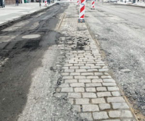 Tory tramwajowe na al. Wojska Polskiego przetrwały pół wieku pod asfaltem