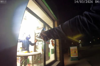 29-latek z Torunia myślał, że nocą mu się uda. Policjant wyciągnął broń. Jest film z akcji