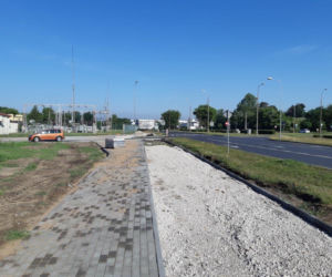 Budowa ścieżki rowerowej w ciągu Szosy Bydgoskiej na finiszu. Tak wyglądają prace w Toruniu