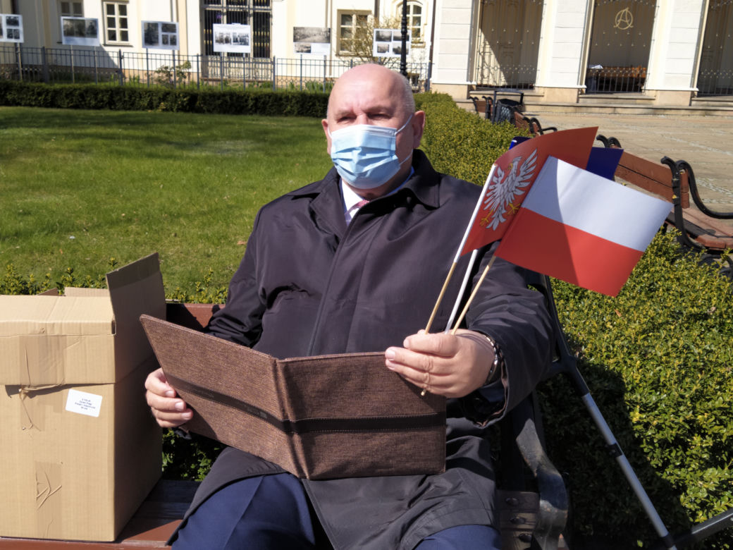 Zawieszenie flagi województwa mazowieckiego na Skwerze Kościuszki w Siedlcach - 28.04.2021