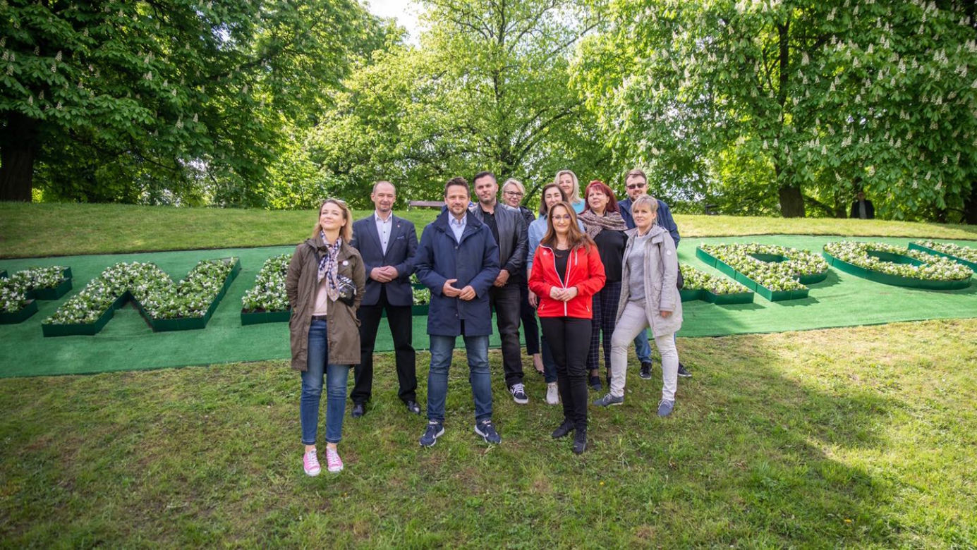 Napis z kwiatów stworzyli w Warszawie 15 maja 2021 prezydent, wiceprezydent i grupa urzędników